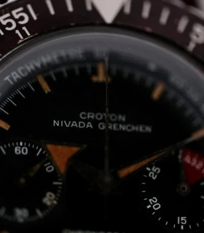 Nivada Gretchen Croton Chronograph - The 1960s Croton Chronograph Aviator Sea Diver with Broad Arrow hands is a versatile and historically significant timepiece, designed for both aviation and diving. Manufactured in Switzerland, this manual wind watch features a robust stainless steel case (38.6mm width, 18mm lug width) and a black dial with striking Broad Arrow hands for enhanced legibility. It includes chronograph functions, small seconds, and a triple register. Though it comes without original box and papers, it includes a one-year warranty and an Ottuhr travel box and pouch. This watch embodies the adventurous spirit of the 1960s, making it a prized possession for enthusiasts.