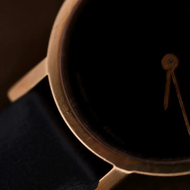 Movado - The Ladies Movado Zenith 14k Gold Museum Dial is a vintage timepiece from the 1970s, featuring a 24mm 14k gold case and a black Museum Dial with a single dot at 12 o'clock. Powered by a quartz movement, this Swiss-made watch exemplifies minimalist elegance and is highly regarded for its design, which is part of the Museum of Modern Art's collection. Recently serviced and equipped with a new battery, it is in mint vintage condition and comes with a one-year warranty, Ottuhr travel box, and pouch.