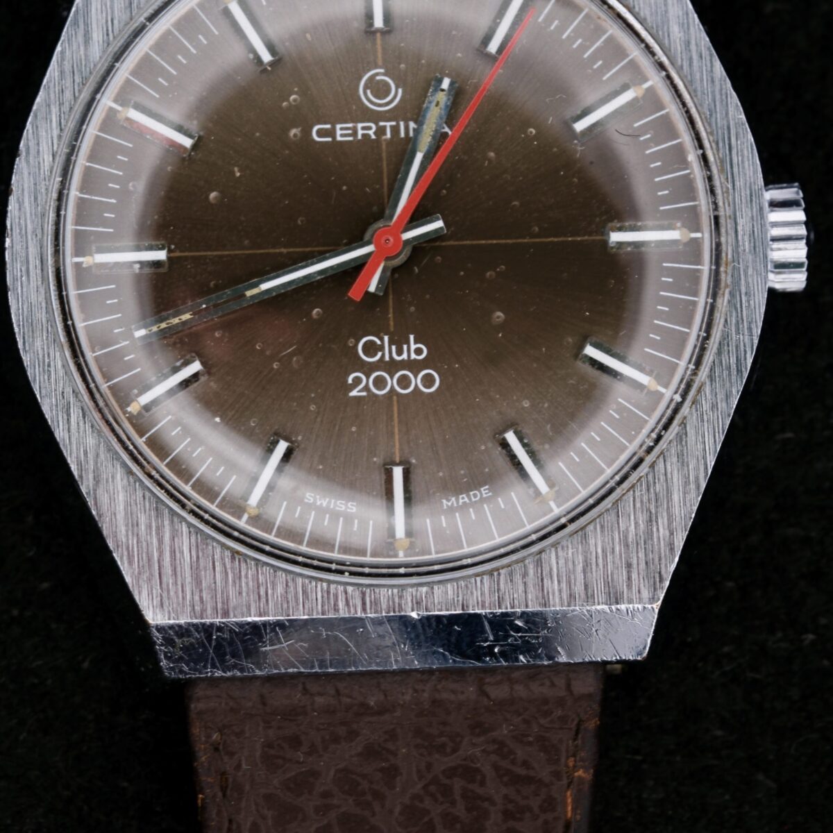 Introducing the 1970s Certina Club 2000 Cal. 2502, a timeless piece of Swiss craftsmanship from 1970-79. This vintage wristwatch features a 34mm stainless steel case and a sleek silver dial with central seconds. Powered by the manual wind Cal. 2502 movement, it ensures precise timekeeping. The watch is paired with an 18mm brown leather strap, enhancing its sophisticated look. With its minimalist design and focus on essential timekeeping, the Certina Club 2000 is a versatile accessory for both casual and formal occasions, embodying the elegance and reliability of Swiss watchmaking.