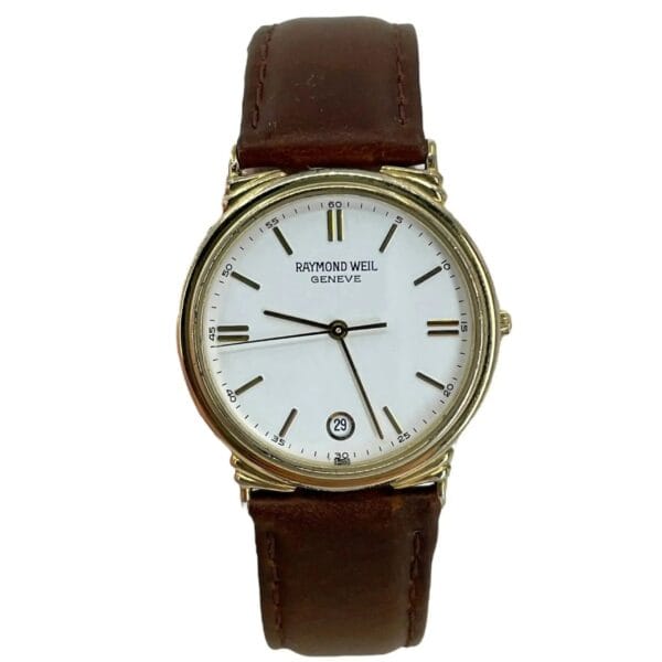 The Raymond Weil 5531 Men’s Swiss Quartz Watch features a round, gold-tone case and a brown leather strap. Its white dial displays gold hour markers, two black hands, a date window at 6 oclock, and the brand name Raymond Weil Geneve at the top center.