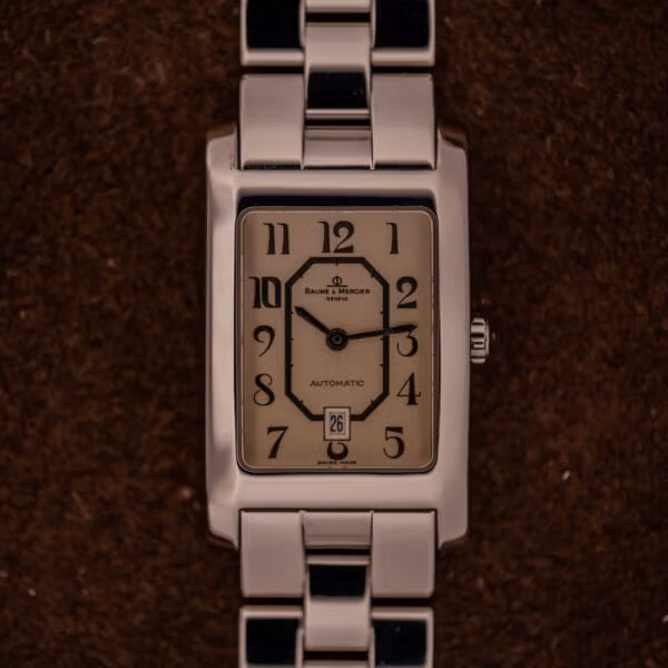 Baume Mercier Hampton Automatic Large MV045120 head-on dial view, rectangular case, printed Arabic numerals, dark hands, date aperture replacing the six.