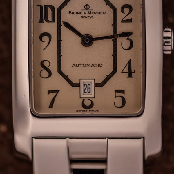 Baume Mercier Hampton MV045120 dial close-up showing Phi logo, BAUME & MERCIER GENEVE signature, AUTOMATIC text, octagonal chapter ring, date at six.