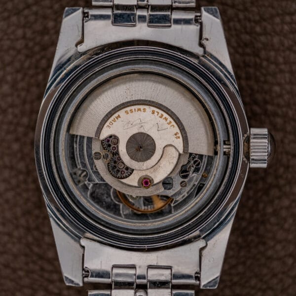 Close-up of the Silvana 25 Jewels Automatic Skin Diver Cal. 2472 Black Dial, highlighting the detailed Cal. 2472 movement with its visible gears and inner workings on the back.
