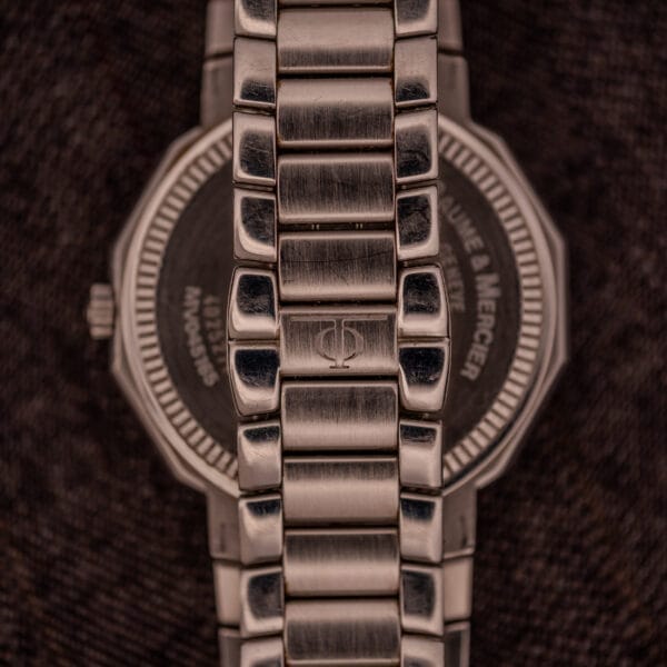 Close-up of a metal bracelet on the Baume Mercier Riviera Automatic MV045165, showcasing details that enhance its Guilloché dial.