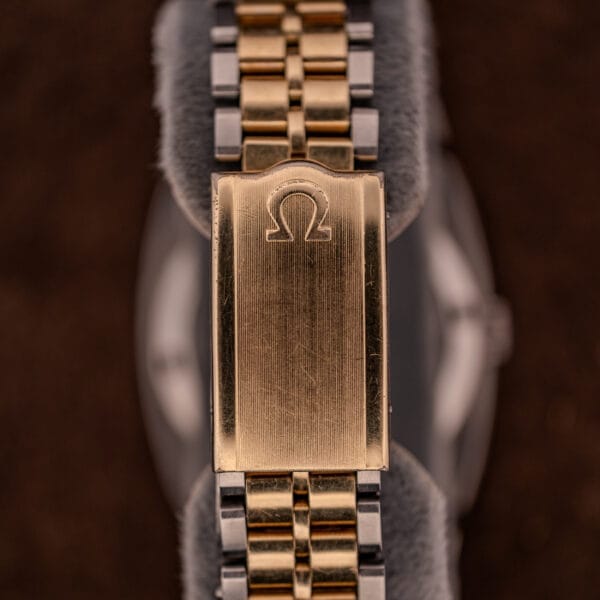 Close-up of the gold and silver bracelet clasp with engraved Omega logo—an elegant detail from the Omega Constellation Chronometer Ref. 168.045 Day/Date Full Set.