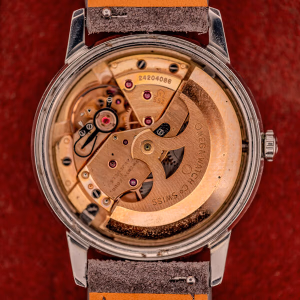 Caliber 552 movement inside Omega Seamaster 165.002 with copper gilt finishing rotor signed OMEGA WATCH Co SWISS and serial 24204086 visible