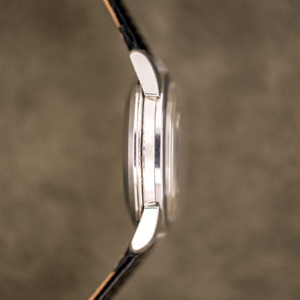Omega Seamaster 2828 cushion case side profile with faceted lugs and acrylic crystal dome