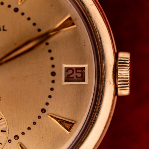 Universal Geneve 138C Roulette Date window with red numeral and fluted gold crown