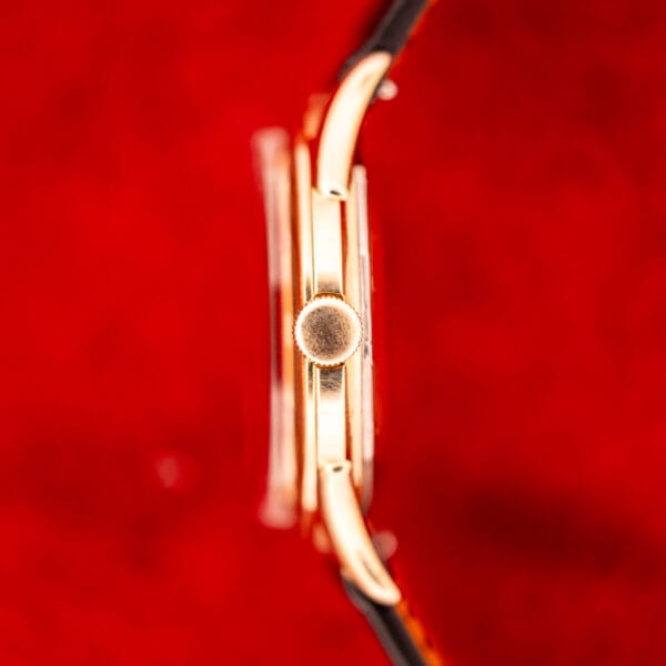 Universal Geneve Bumper 138C side profile with original fluted Universal Geneve crown