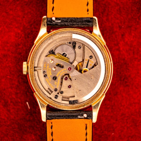 Universal Geneve 138C bumper automatic movement full view inside the Wadsworth case