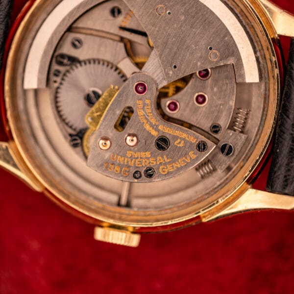 Universal Geneve 138C movement bridge engraved UNIVERSAL GENEVE close detail