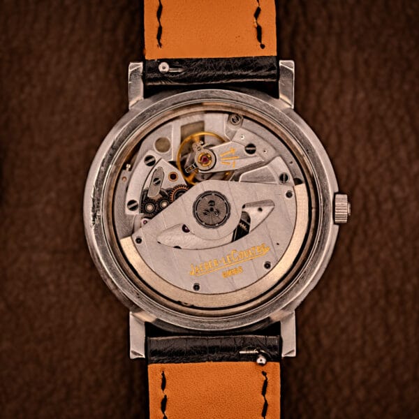 Jaeger LeCoultre caliber 900 automatic movement, JL bridge signature in gold, off-centered rotor and 21-jewel ultra-thin architecture.