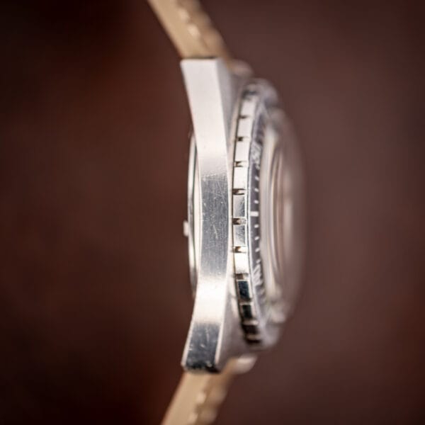 Aquastar Geneve Atoll 1001 opposite case side profile showing brushed lugs and bezel teeth