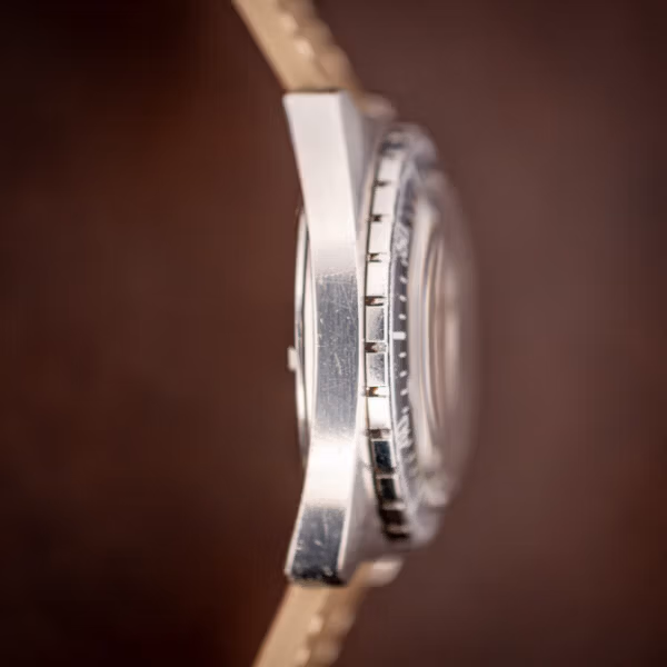Aquastar Geneve Atoll 1001 opposite case side profile showing brushed lugs and bezel teeth