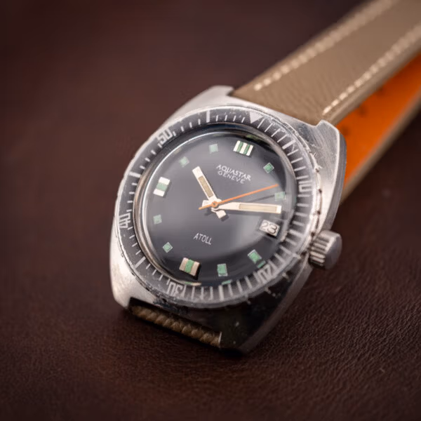 Aquastar Atoll Ref. 1001 angled view emphasizing cushion case silhouette and grey strap pairing