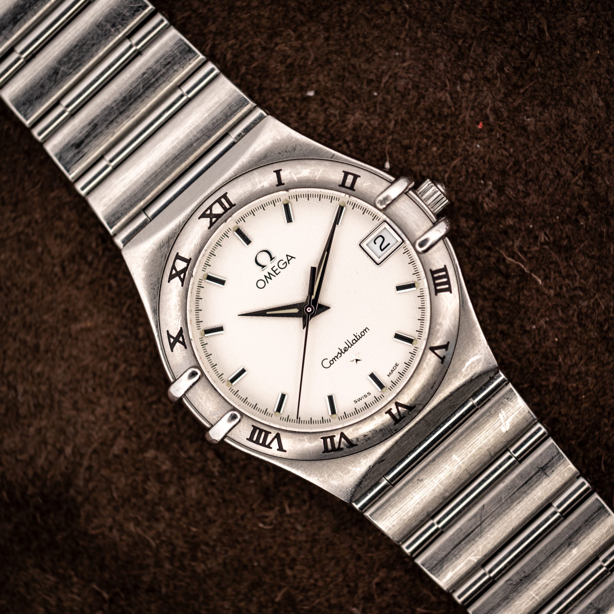 DSCF3226 Vintage Omega Constellation 1512.30 Manhattan quartz on suede, full view of cushion stainless steel case and 1552/862 bracelet