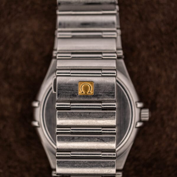 Omega Constellation 1512.30 underside of the 1552/862 integrated bracelet with the Omega gold logo plaque at the spring-bar end