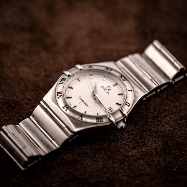 Omega Constellation Manhattan 1512.30 three-quarter elevated view emphasizing the Roman-numeral bezel and integrated bracelet flow