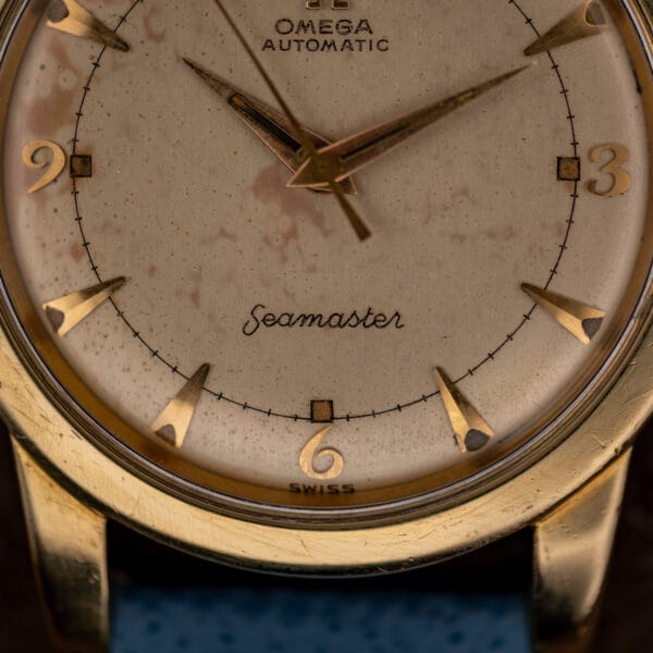 Omega 2577-19 lower dial detail, cursive Seamaster script and SWISS printed above the applied six