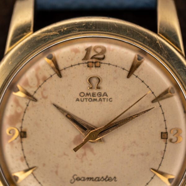 Omega Seamaster 2577-19 eggshell dial close-up, applied Omega symbol over OMEGA AUTOMATIC with gold dauphine hands