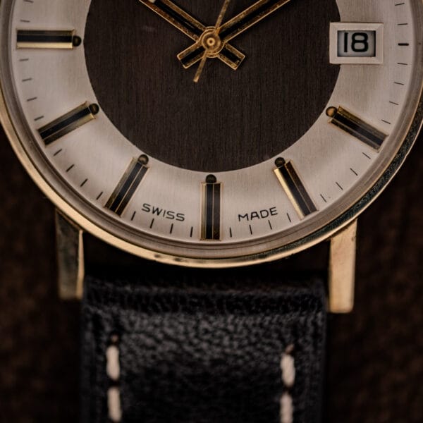 Lower dial of the Girard-Perregaux Gyromatic with SWISS MADE printing, railroad minute track and faceted gold-filled lugs