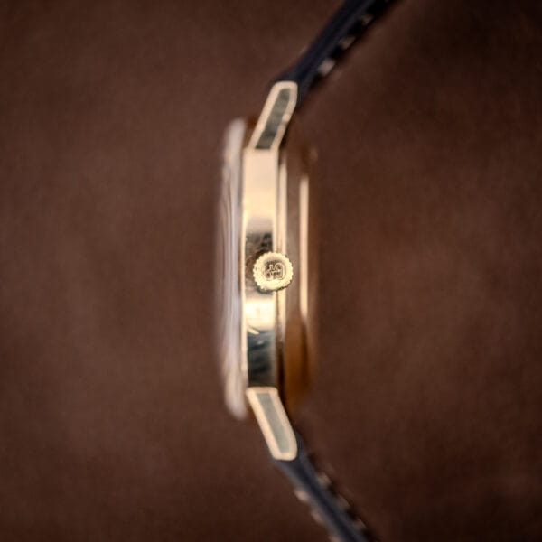 Girard-Perregaux Gyromatic crown signed with the interlocked GP monogram, side profile of the gold-filled case