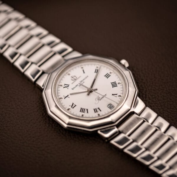 Baume & Mercier Riviera 5131.2 profile of the faceted twelve-sided case and brushed steel integrated bracelet