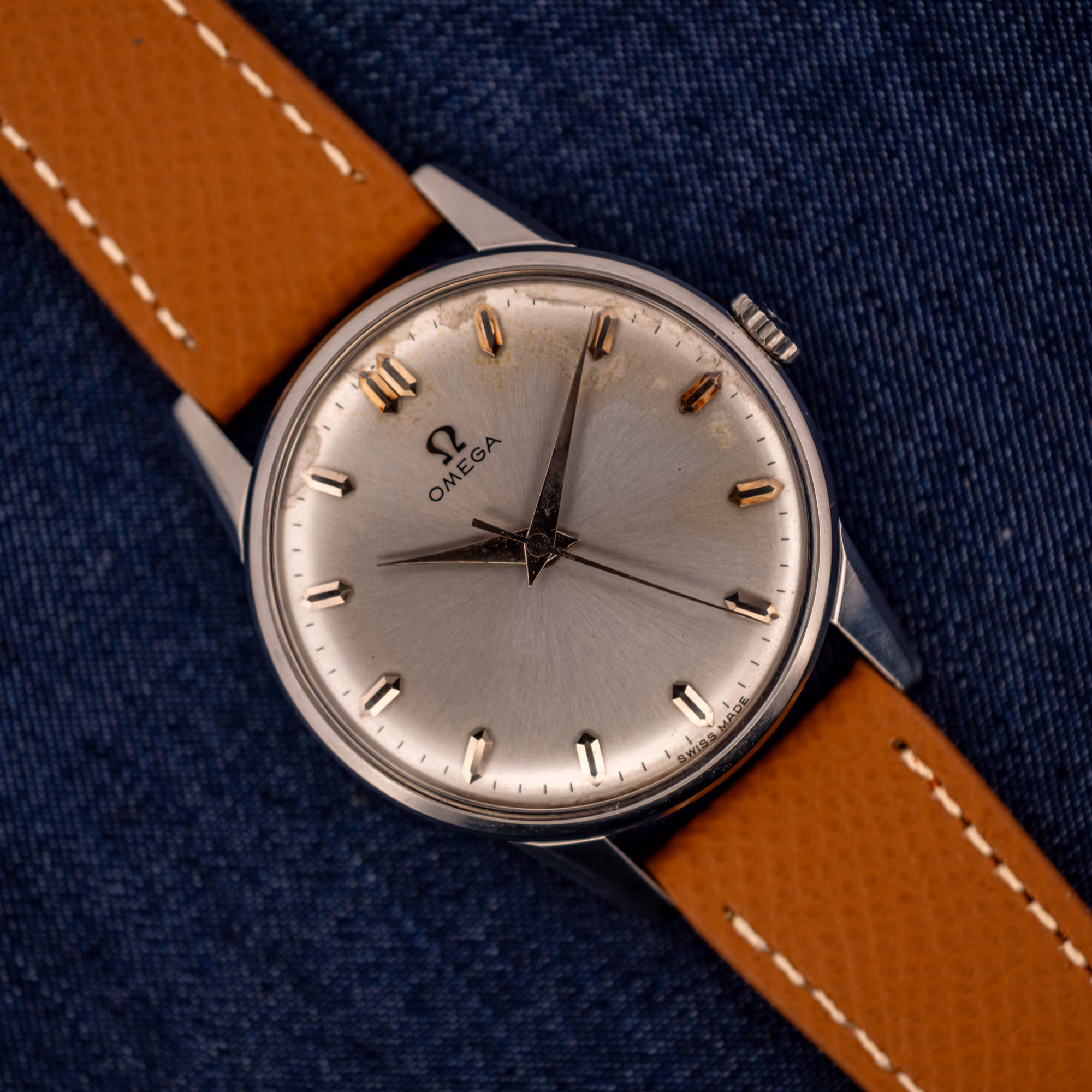 DSCF3567 Omega 14772 SC silver sunburst dial with pink-gold faceted markers and dauphine hands on a tan calf strap