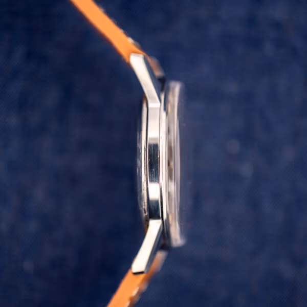 Omega 14772 polished stainless steel case band and beveled lugs shown from the side