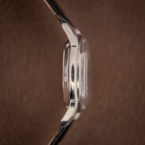 Girard-Perregaux Gyromatic 6170 slim polished case profile and faceted lugs viewed from the reverse side