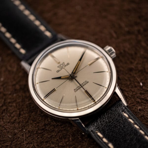Glycine Compressor ref. 645 three-quarter view on black leather strap with cream contrast stitching