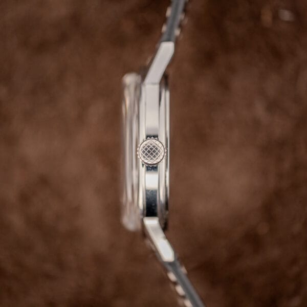 Glycine Compressor 645 case side profile with the knurled single winding crown and faceted lugs