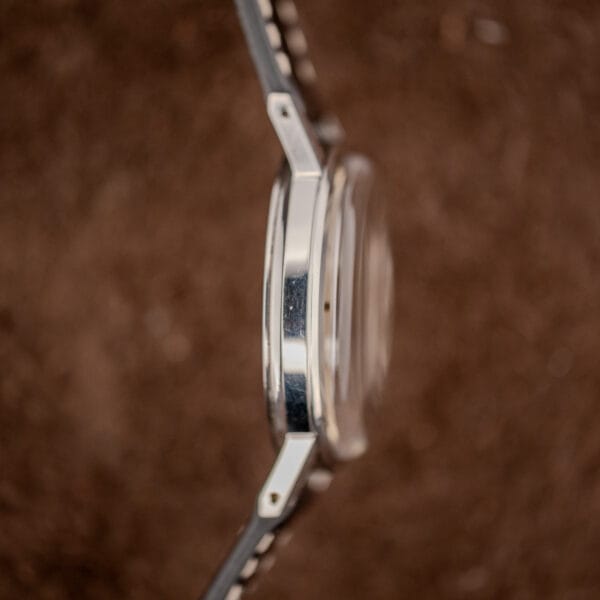 Glycine ref. 645 slim stainless steel case profile showing lug facets and the snap caseback edge