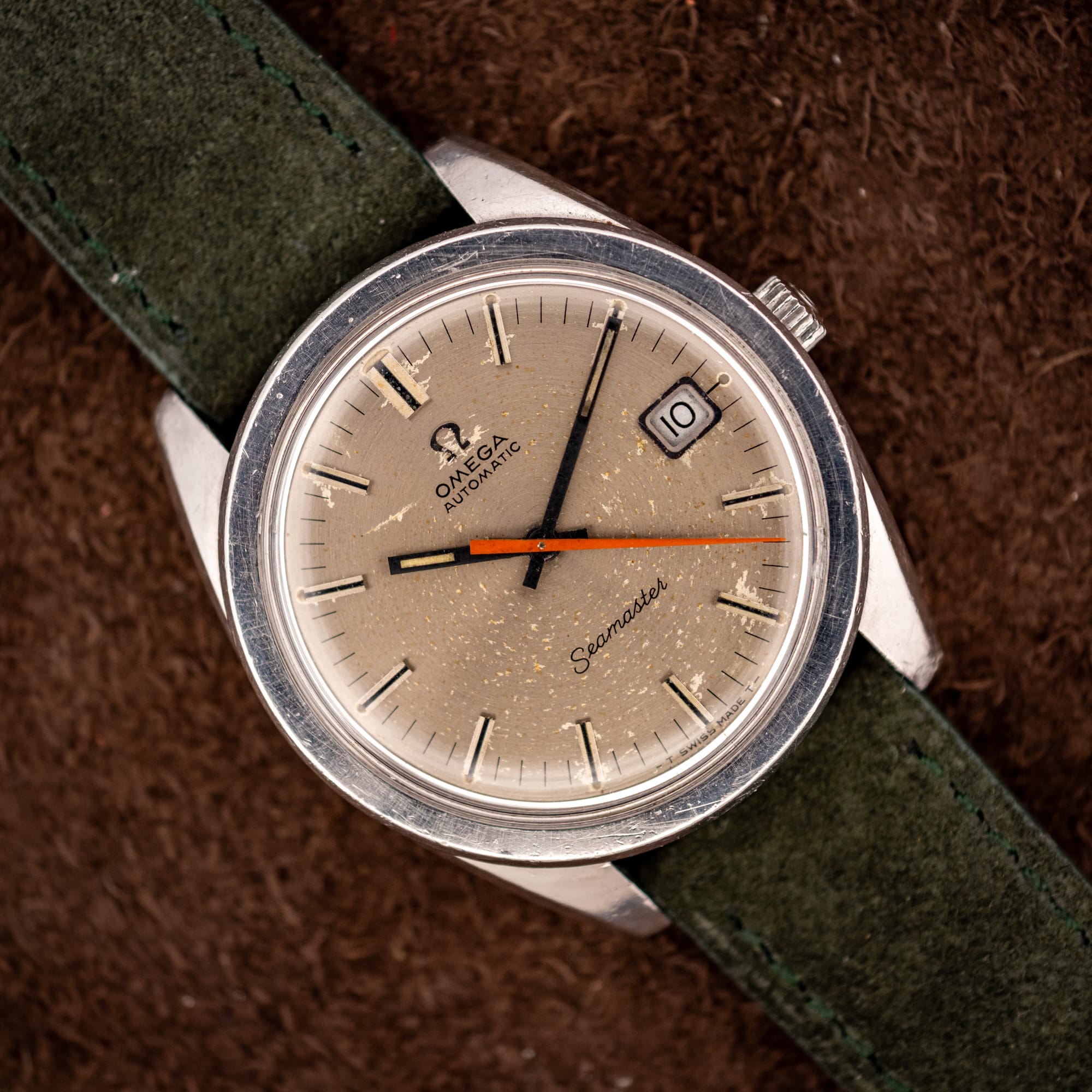DSCF3749 Omega Seamaster 166.028 sandblasted silver dial with bright orange central seconds hand on forest green suede strap