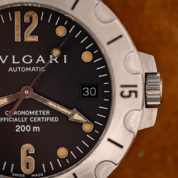 Bulgari Diagono Scuba fluted screw-down crown, date window at three and scalloped uni-directional bezel edge