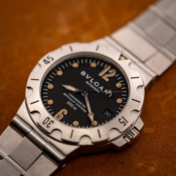 Bulgari Diagono Scuba SD38S three-quarter view highlighting scalloped diver bezel and integrated steel bracelet