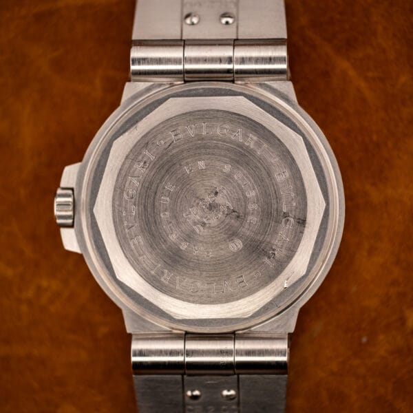 Bulgari Diagono Scuba SD38S decagonal screw caseback engraved BVLGARI BVLGARI and FABRIQUE EN SUISSE