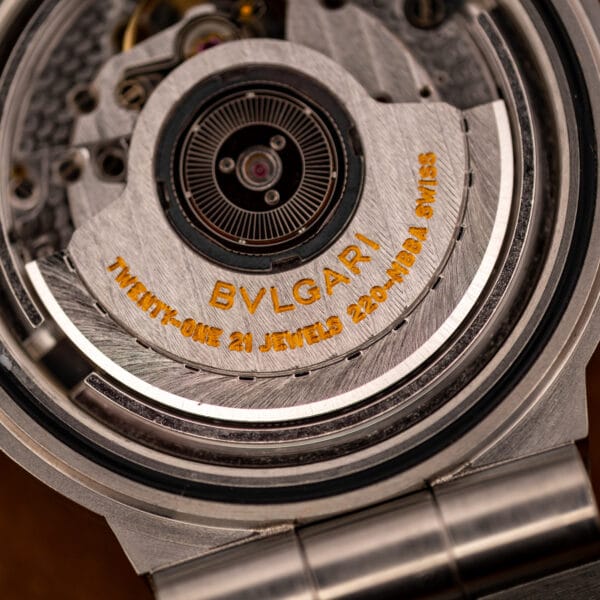 Bulgari 220-NBBA rotor stamped TWENTY-ONE 21 JEWELS 220-NBBA SWISS over decorated movement bridges