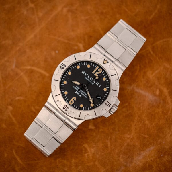 Bulgari Diagono Scuba SD38S top-down view of black dial, steel bezel and folding-clasp bracelet