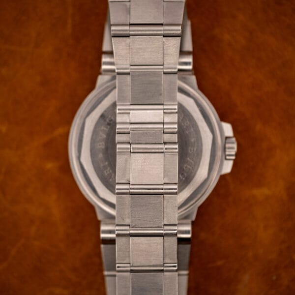 Bulgari Diagono Scuba SD38S caseback with BVLGARI engraving and screw-down crown framed by bracelet