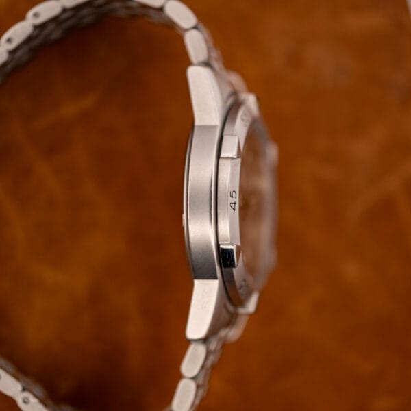 TAG Heuer 1500 Series stainless steel case flank and uni-directional bezel edge profile