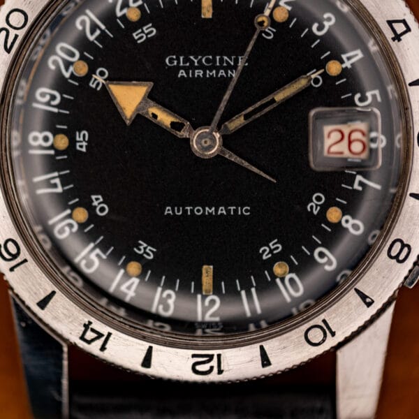 Glycine Airman dial macro showing GLYCINE AIRMAN AUTOMATIC signature, SWISS at six and red date