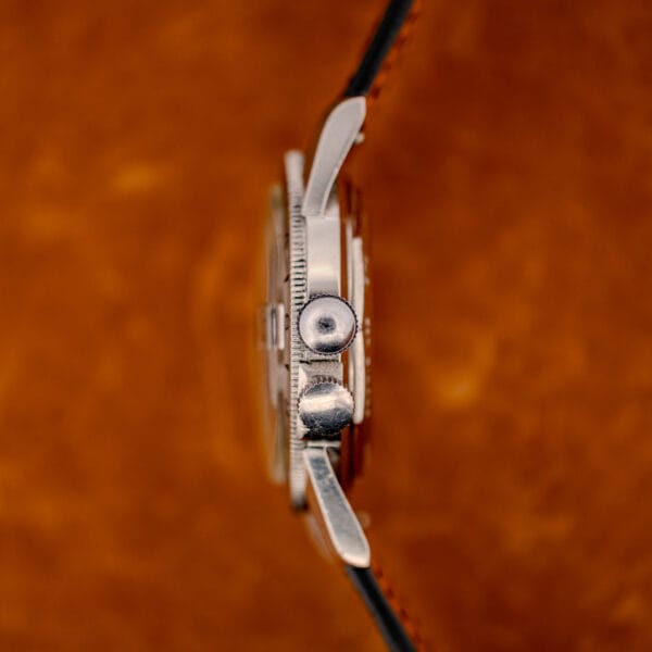 Glycine Airman twin crowns side profile, the lower crown locks the rotating 24-hour bezel