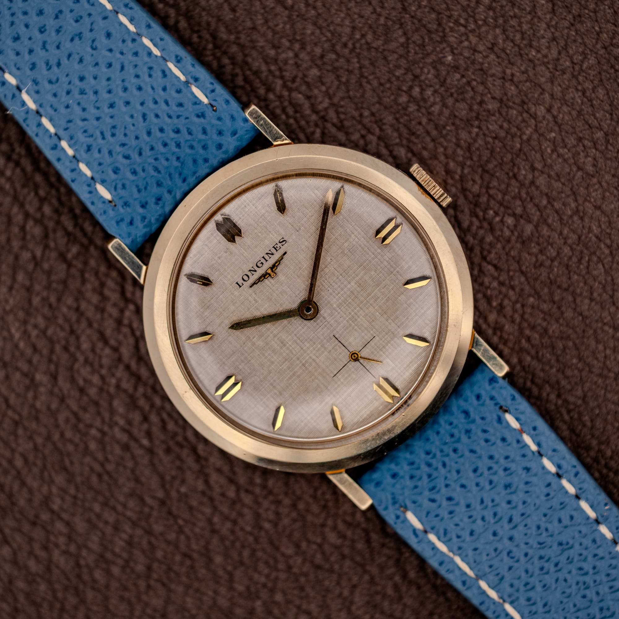 DSCF4095 Vintage Longines Ref. 1116 white linen textured dial with gold faceted markers on a blue leather strap