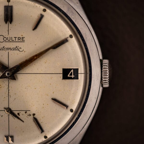 LeCoultre E329 roulette date wheel showing white 4 on black at three beside fluted crown
