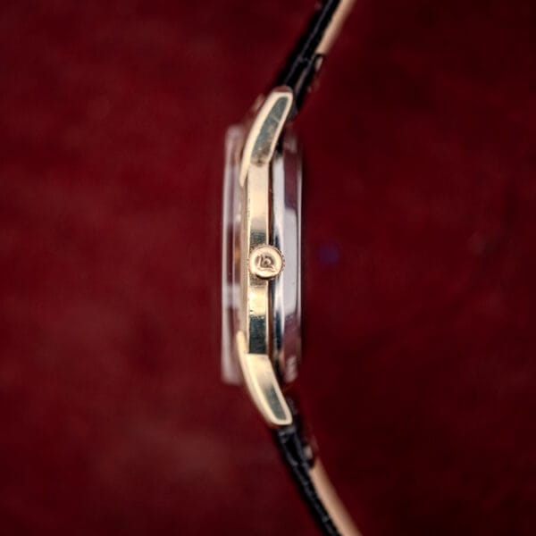 Wittnauer 2673-11SR side profile with fluted crown, domed crystal, and gold filled case over a stainless steel back