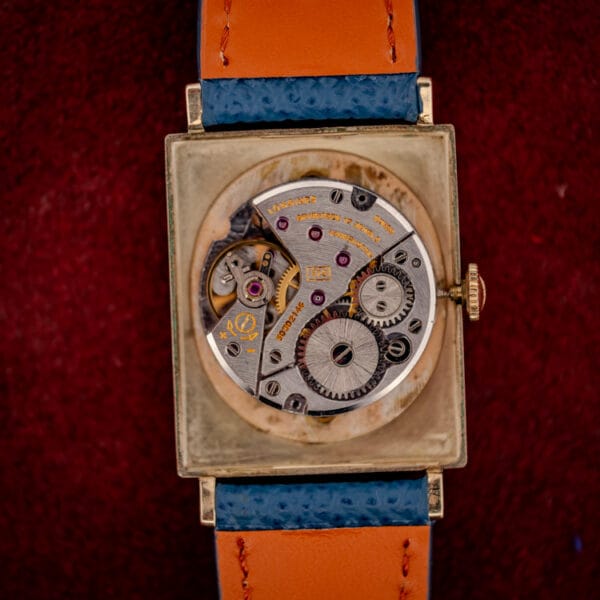 Longines caliber 528 manual wind movement with 17 jewels inside the 3007-528 gold filled case