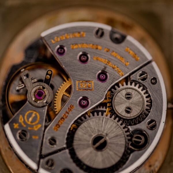 Longines caliber 528 movement macro signed LONGINES 17 JEWELS UNADJUSTED with the winged hourglass emblem