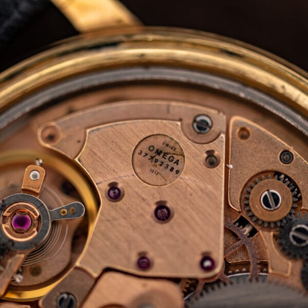 Omega movement signed OMEGA with serial 37792389 and caliber 1012 stamped on the copper-gilt plate