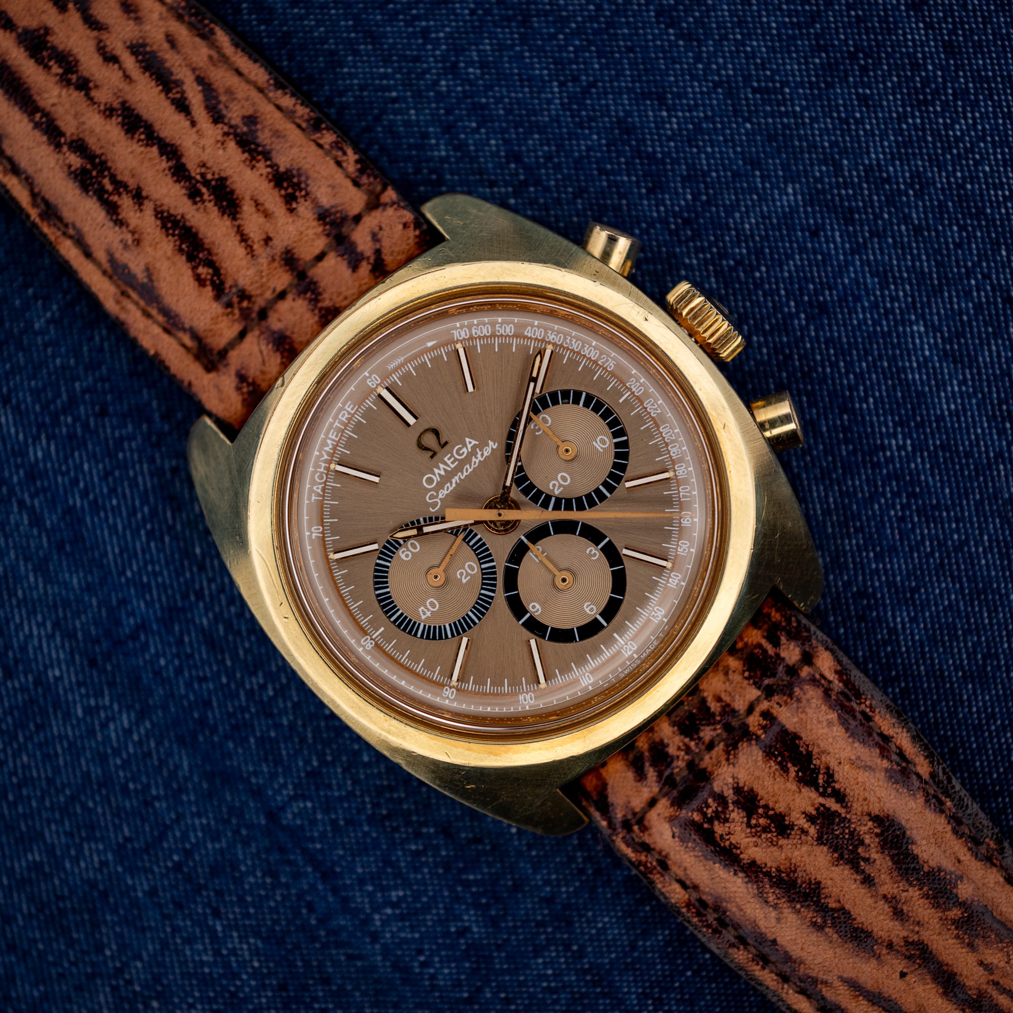 DSCF4895 Omega Seamaster 145.029 gold-plated chronograph with warm mocha sunburst dial on brown sharkskin strap, top view